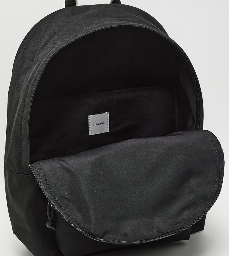 شنطة ظهر كبسول بطبعة شعار