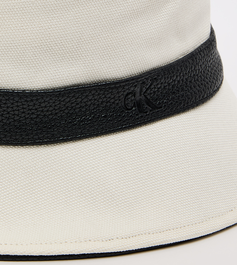 قبعة دلو متباينة 