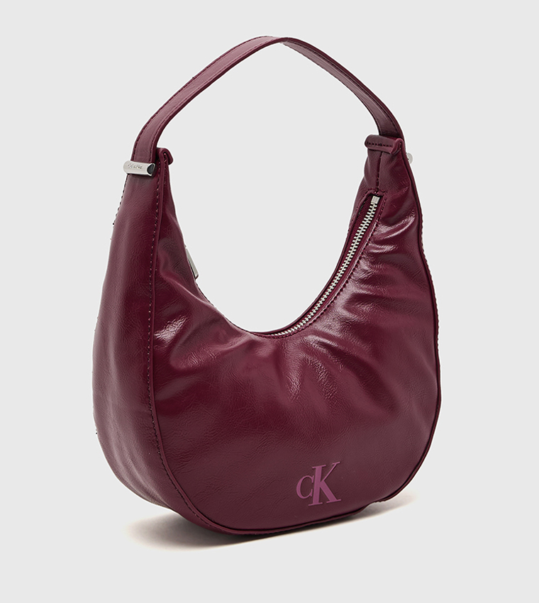 شنطة كتف بمشبك مونوغرام 