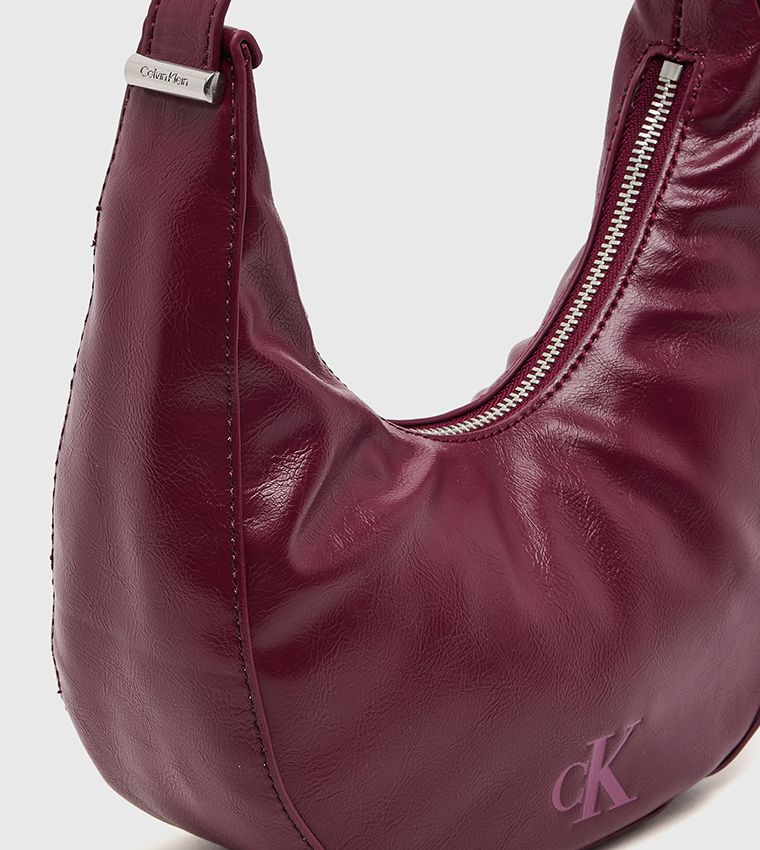 شنطة كتف بمشبك مونوغرام 