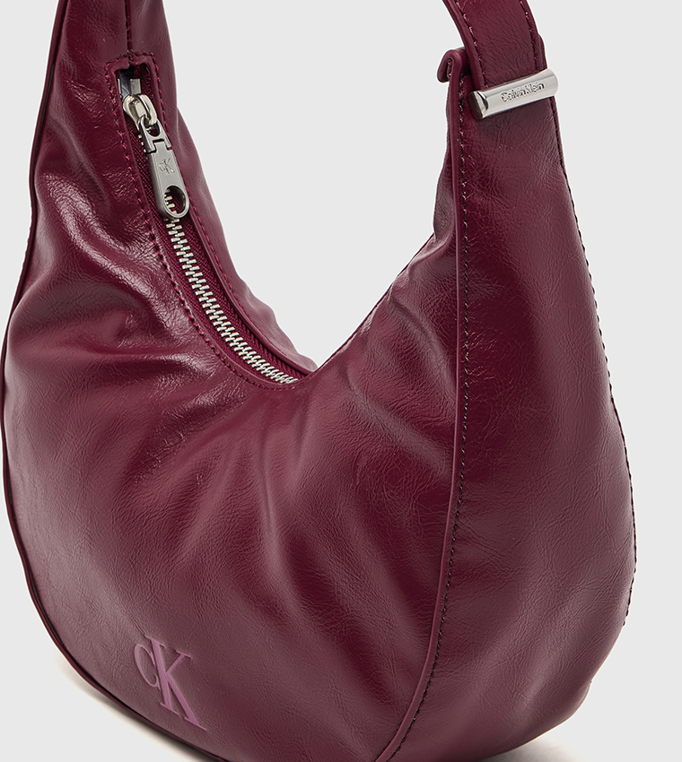 شنطة كتف بمشبك مونوغرام 