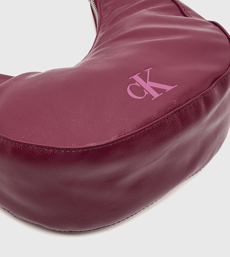 شنطة كتف بمشبك مونوغرام 