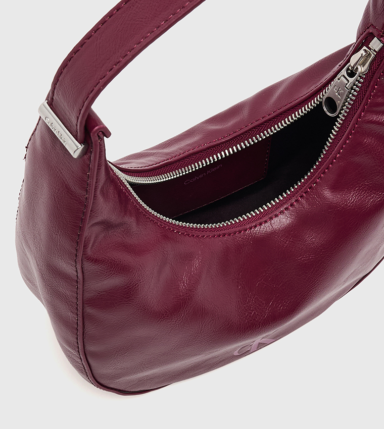 شنطة كتف بمشبك مونوغرام 