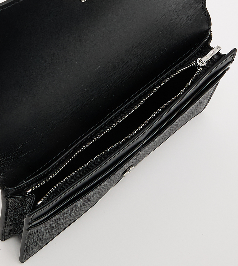 محفظة طويلة بشعار 