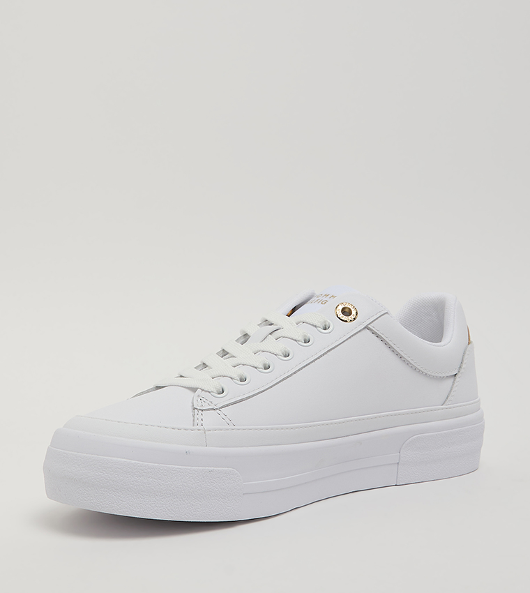 سنيكرز برباط وشعار