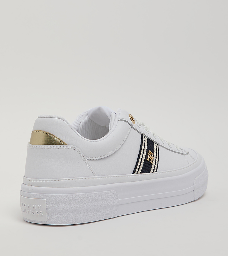 سنيكرز برباط وشعار