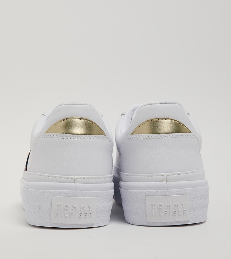 سنيكرز برباط وشعار