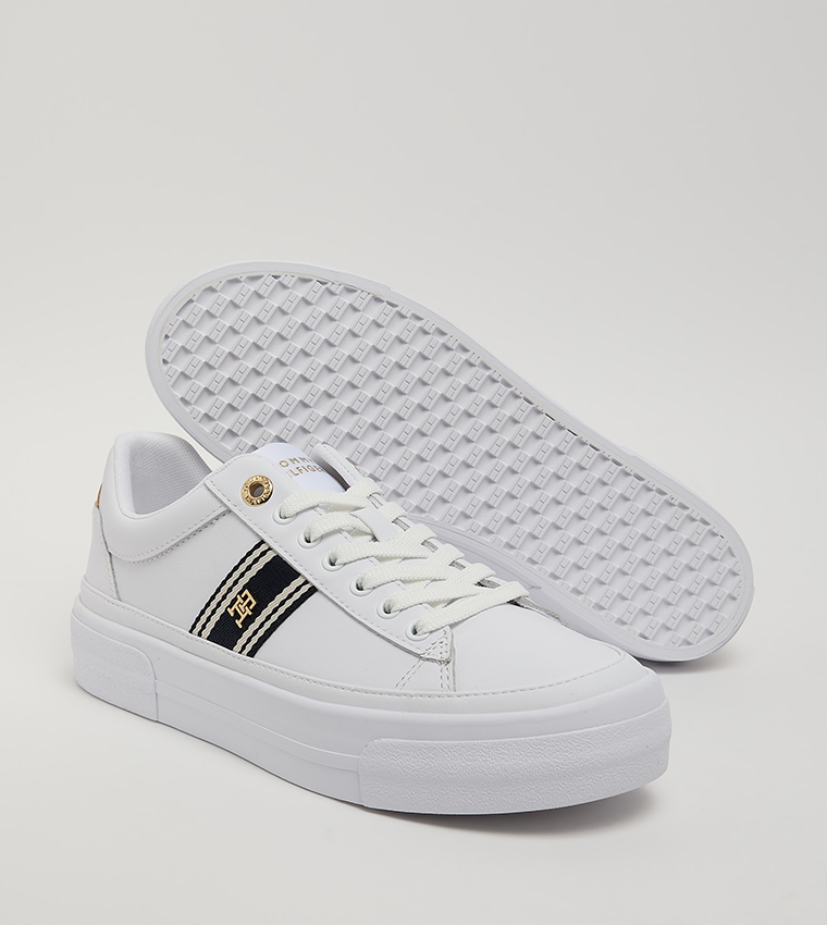 سنيكرز برباط وشعار