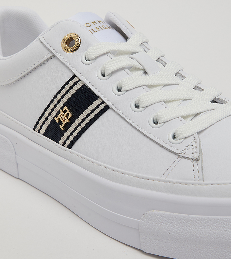 سنيكرز برباط وشعار