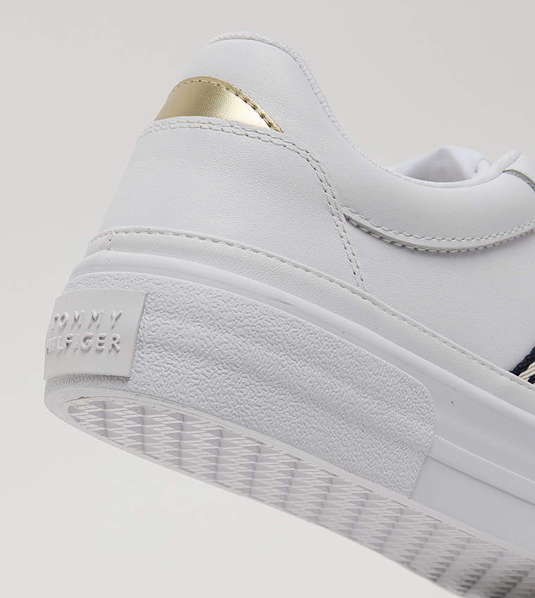 سنيكرز برباط وشعار