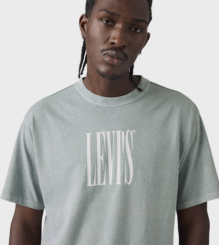 تيشيرت بطبعة شعار وكم قصير