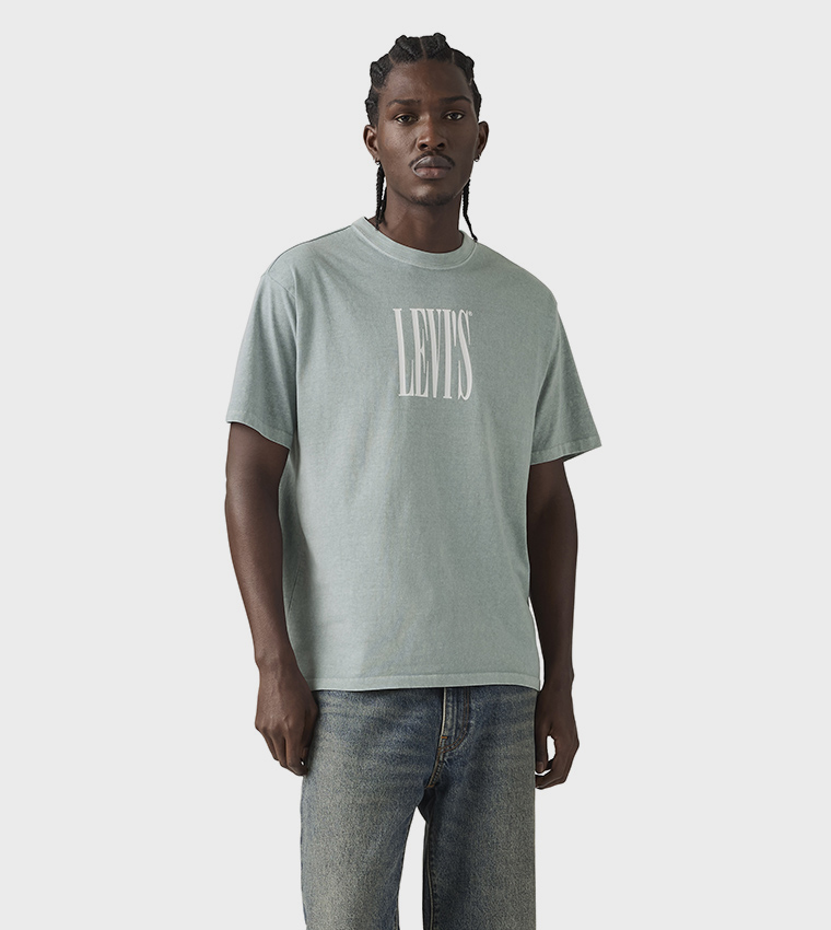 تيشيرت بطبعة شعار وكم قصير