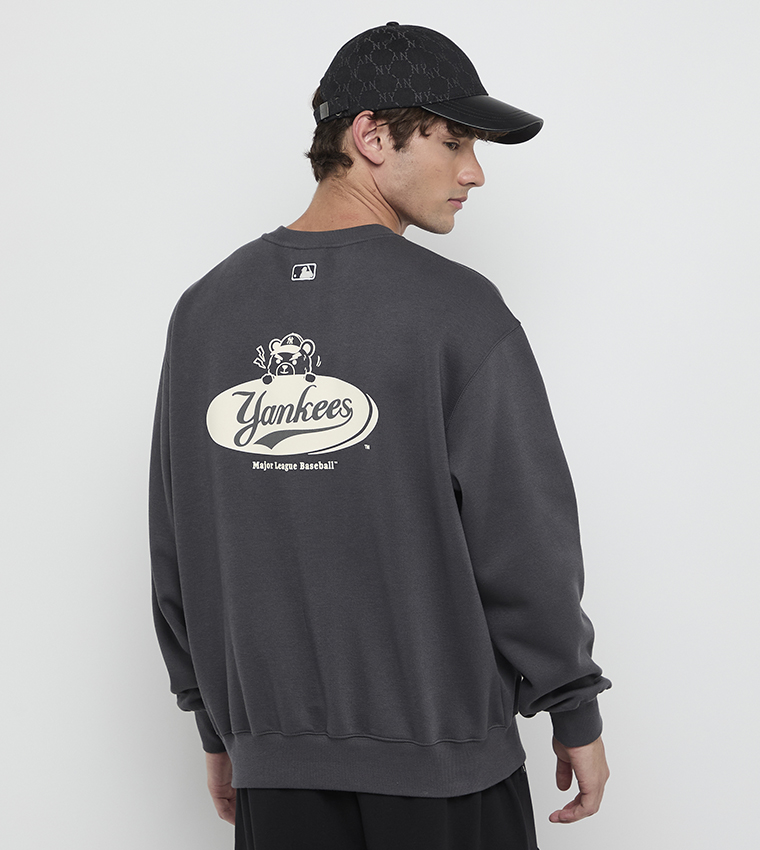 سويتشيرت بطبعة وقبة مستديرة 