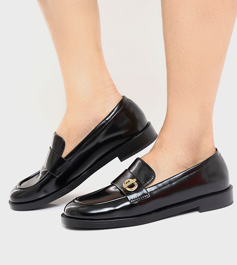 حذاء لوفر بإكسسوار معدني