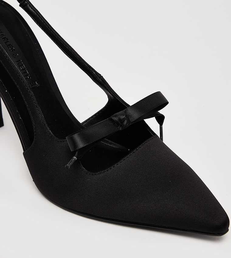 حذاء كعب بحزام خلفي وربطة ساتان بمقدمة مدببة