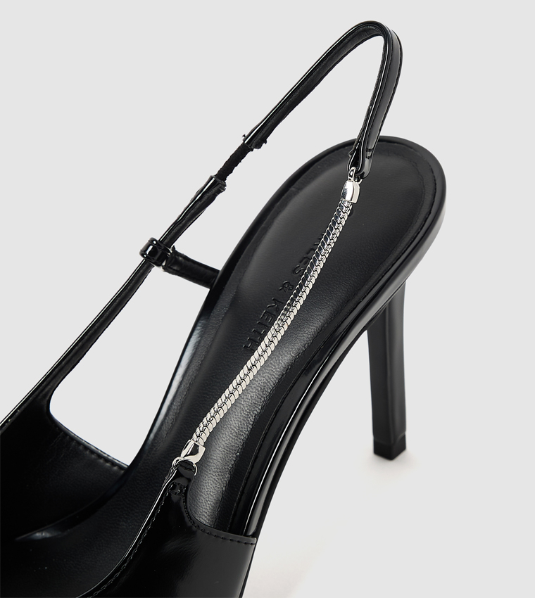 حذاء كعب بمقدمة مدببة وحزام خلفي