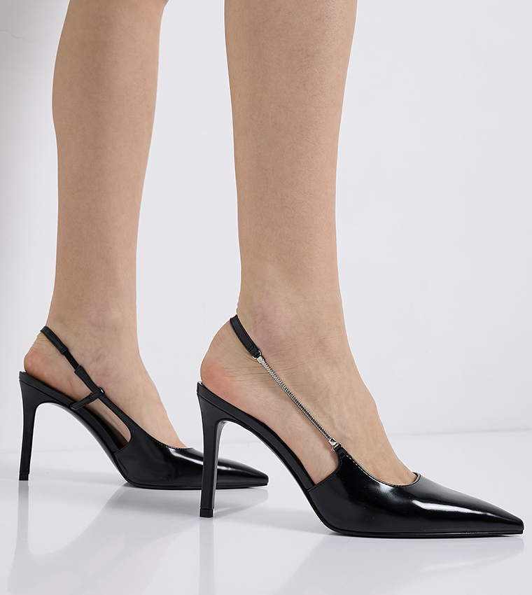 حذاء كعب بمقدمة مدببة وحزام خلفي