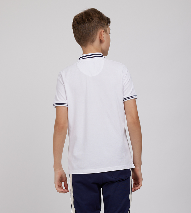 تيشيرت بولو بأكمام قصيرة مطرز بشعار 