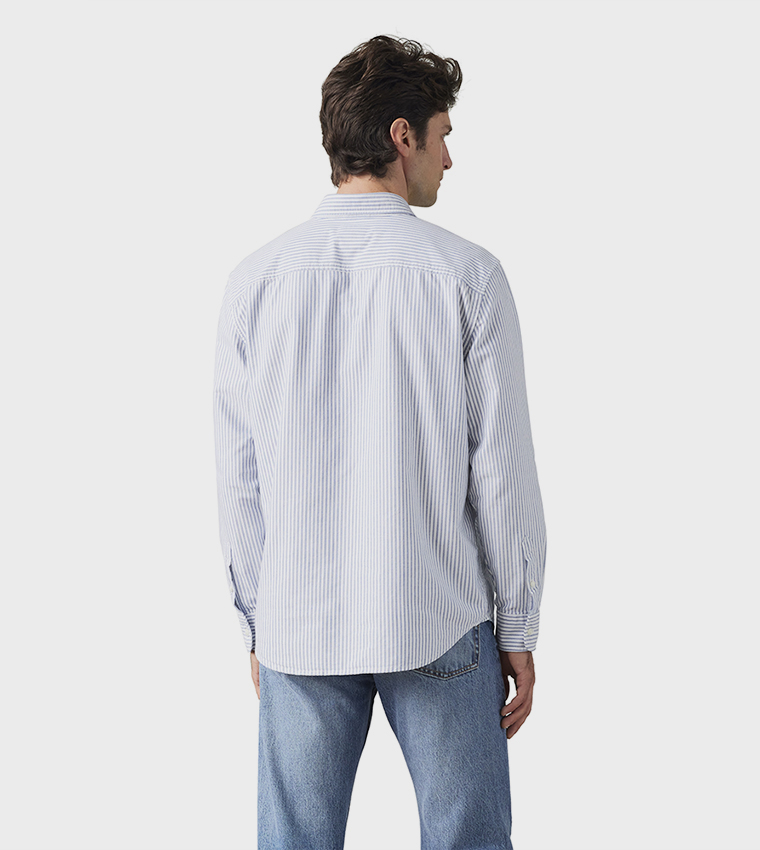 قميص مخطط بأزرار وكم طويل 