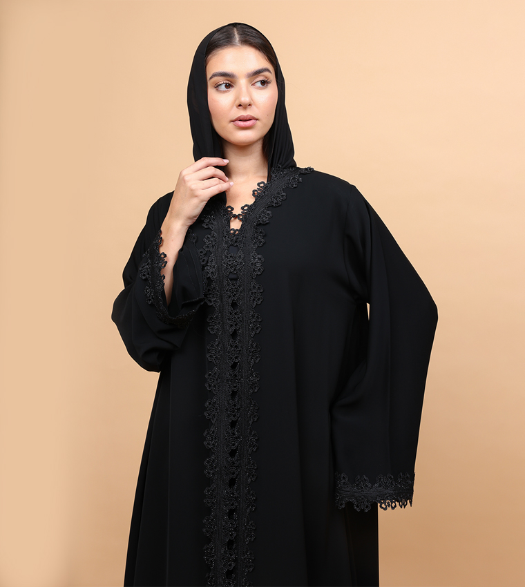 عباية بحواف دانتيل 