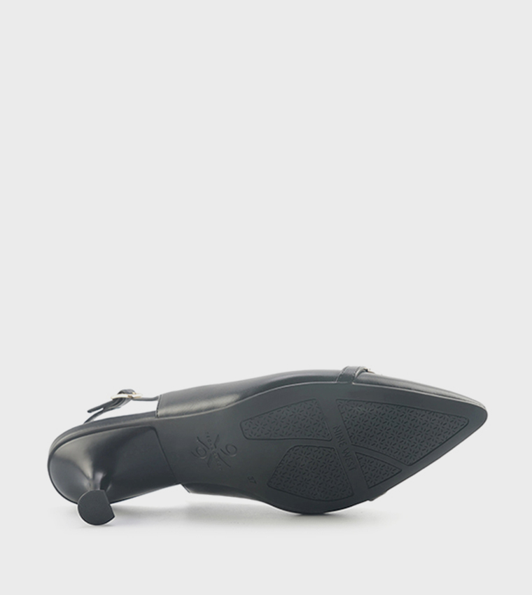 حذاء كعب بإكسسوار معدني وحزام خلفي 