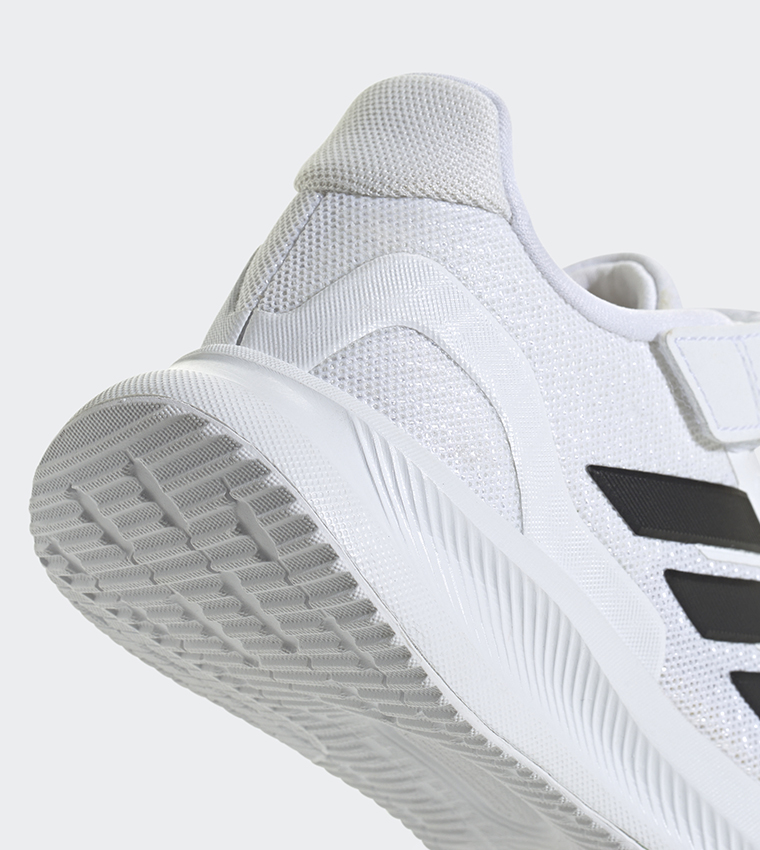 حذاء رياضي بشريط فيلكرو