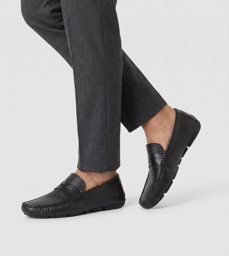 BRAVERRY Textured Loafers