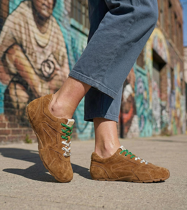 سنيكرز برقبة قصيرة 