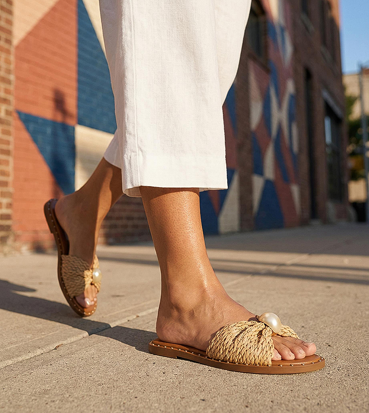 ستيف مادن  الصنادل المسطحة - بيج Flat Sandals