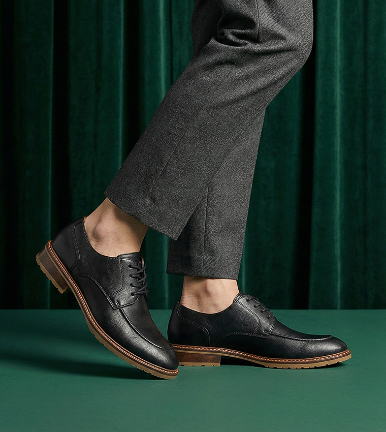 حذاء رسمي برباط 