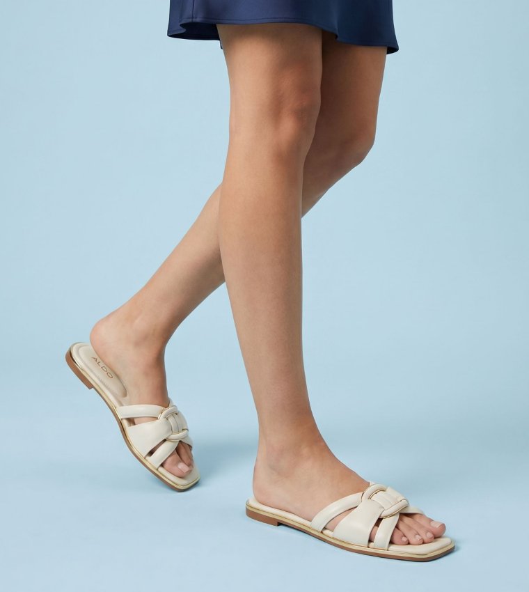 YESENIA Accessory Detail Flat Sandals