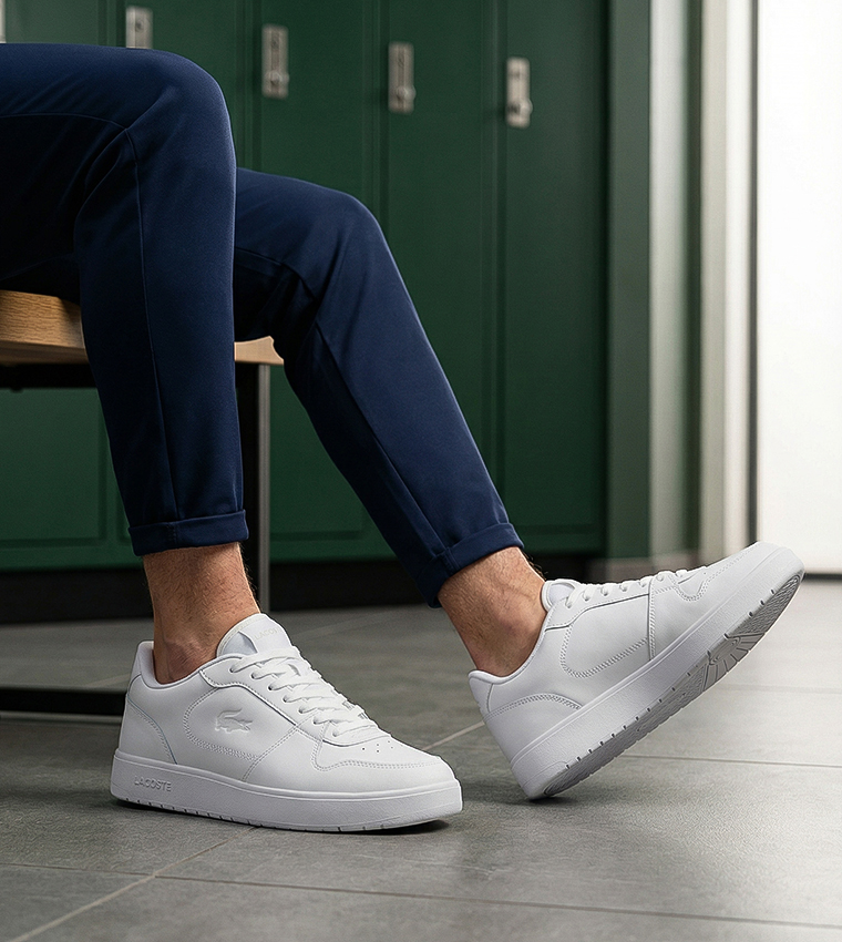 سنيكرز كورت إيس 225 1 برقبة قصيرة بشعار بارز