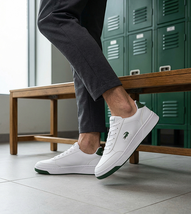 سنيكرز كورت برو 225 2 برقبة قصيرة بشعار