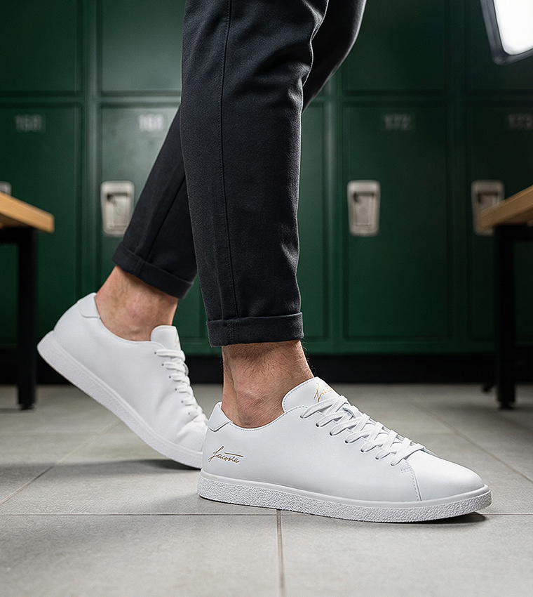 سنيكرز لاينكورت 1261 برقبة قصيرة بطبعة شعار