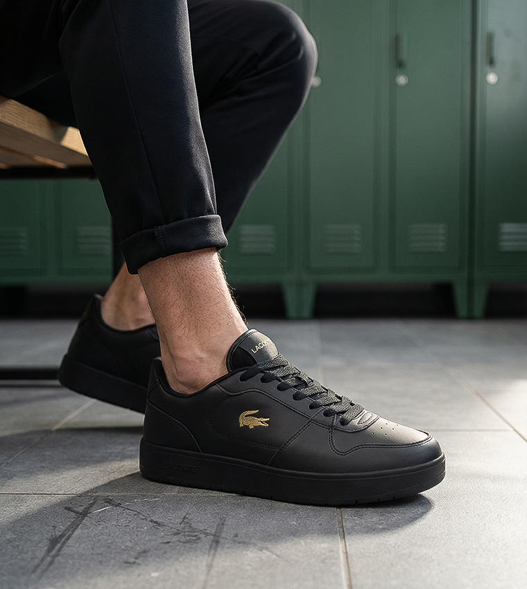 سنيكرز كورت إيس 126 2 برقبة قصيرة بشعار بارز