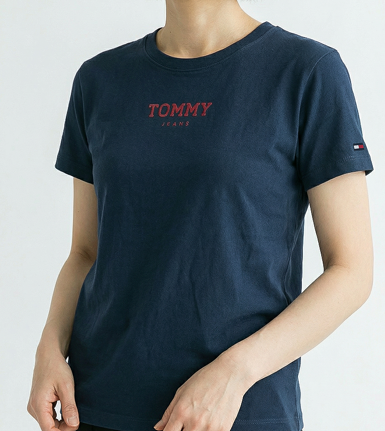 تيشيرت بطبعة شعار وكم قصير