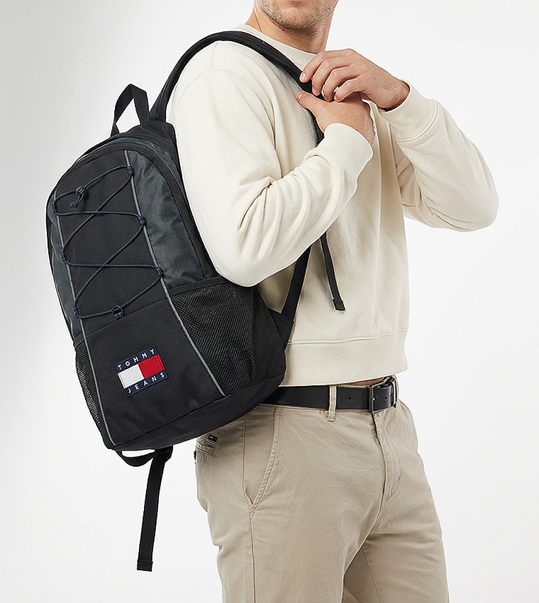 شنطة ظهر بشعار تومي 