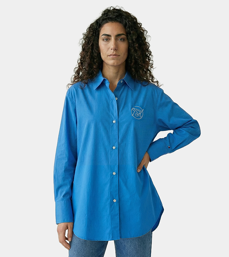 قميص مطرز بشعار وكم طويل