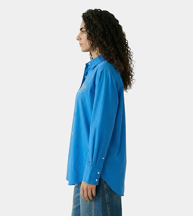 قميص مطرز بشعار وكم طويل