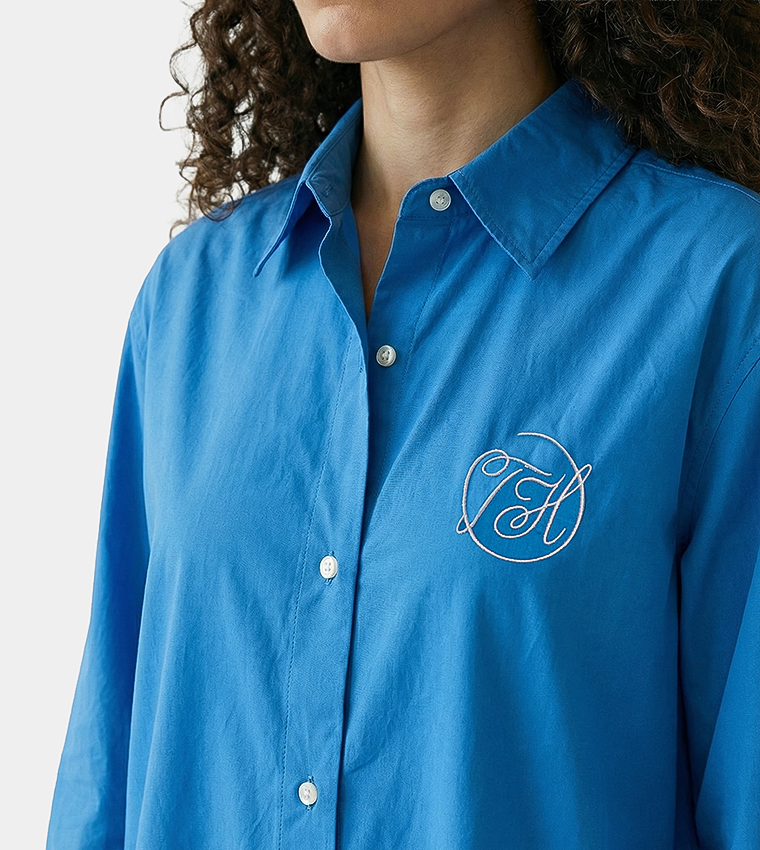 قميص مطرز بشعار وكم طويل