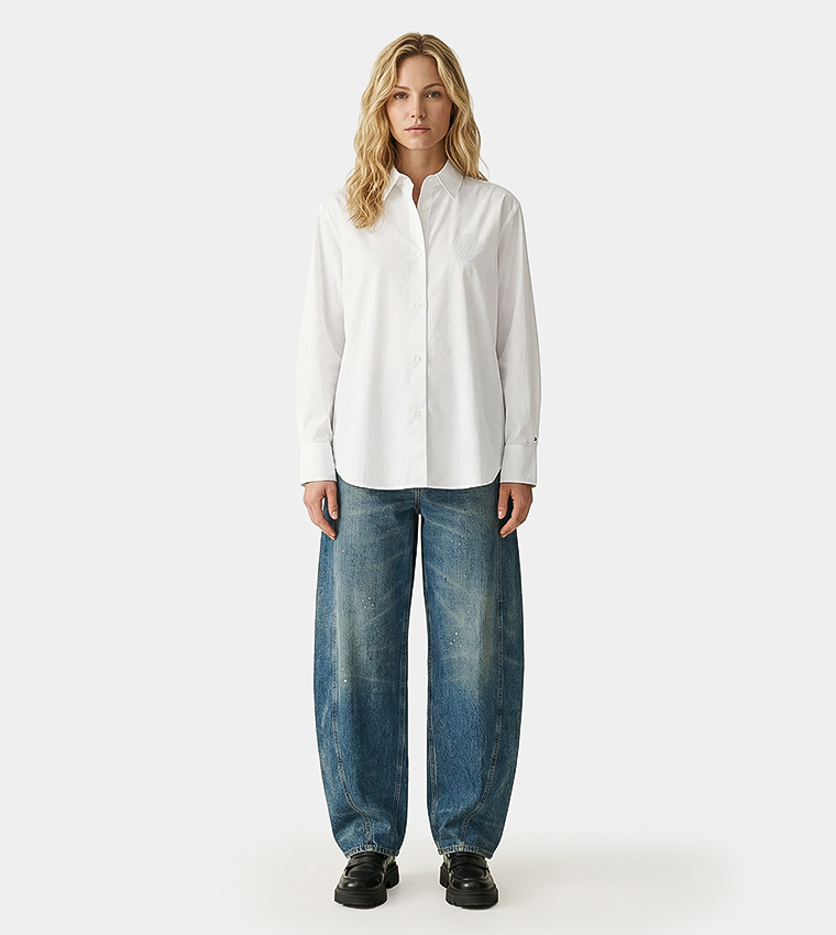 قميص مطرز بشعار وكم طويل 