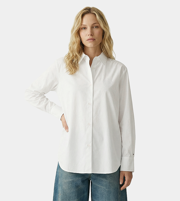 قميص مطرز بشعار وكم طويل 