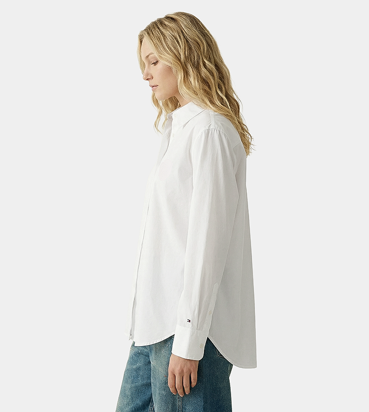 قميص مطرز بشعار وكم طويل 