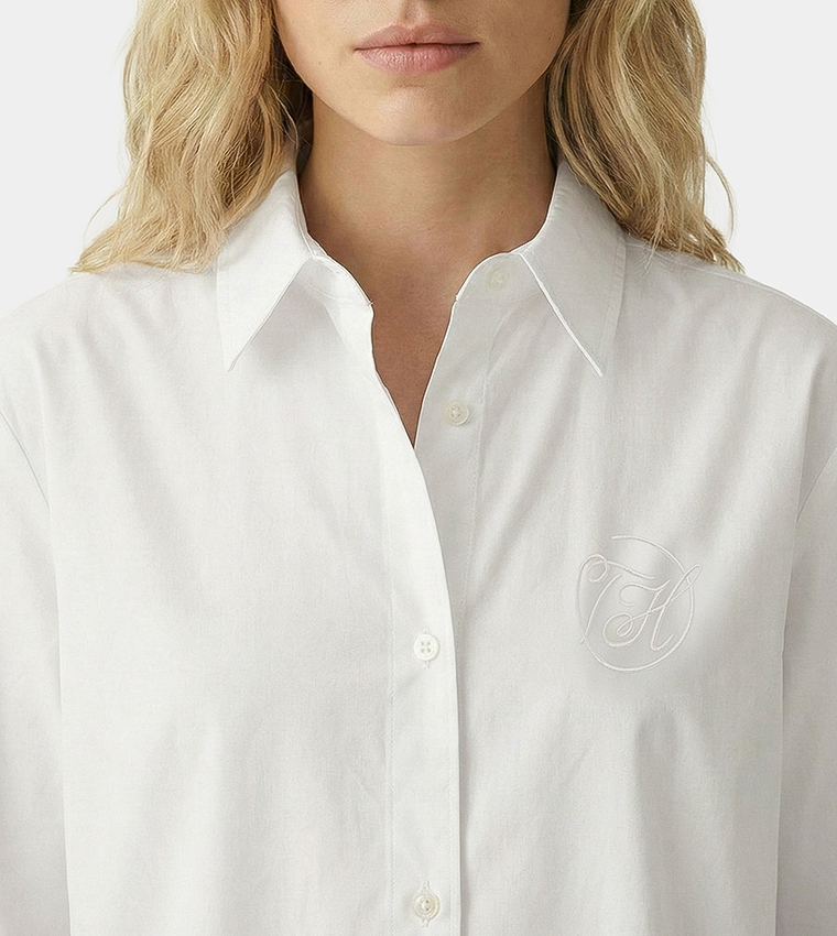 قميص مطرز بشعار وكم طويل 