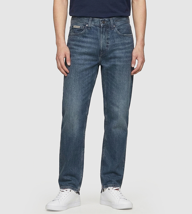 جينز التسعينات بقصة مستقيمة باهت