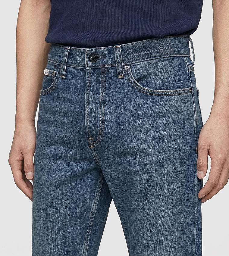 جينز التسعينات بقصة مستقيمة باهت