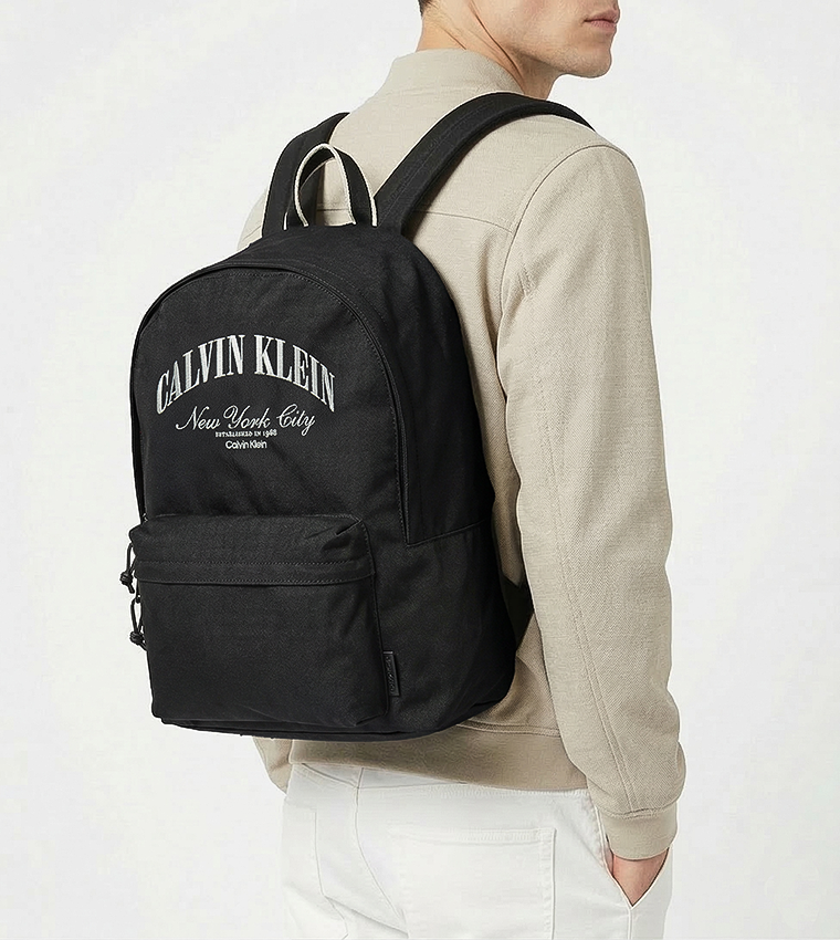 شنطة ظهر كبسول بطبعة شعار