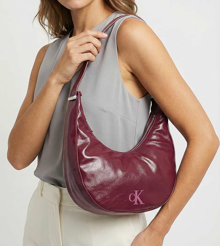 شنطة كتف بمشبك مونوغرام 