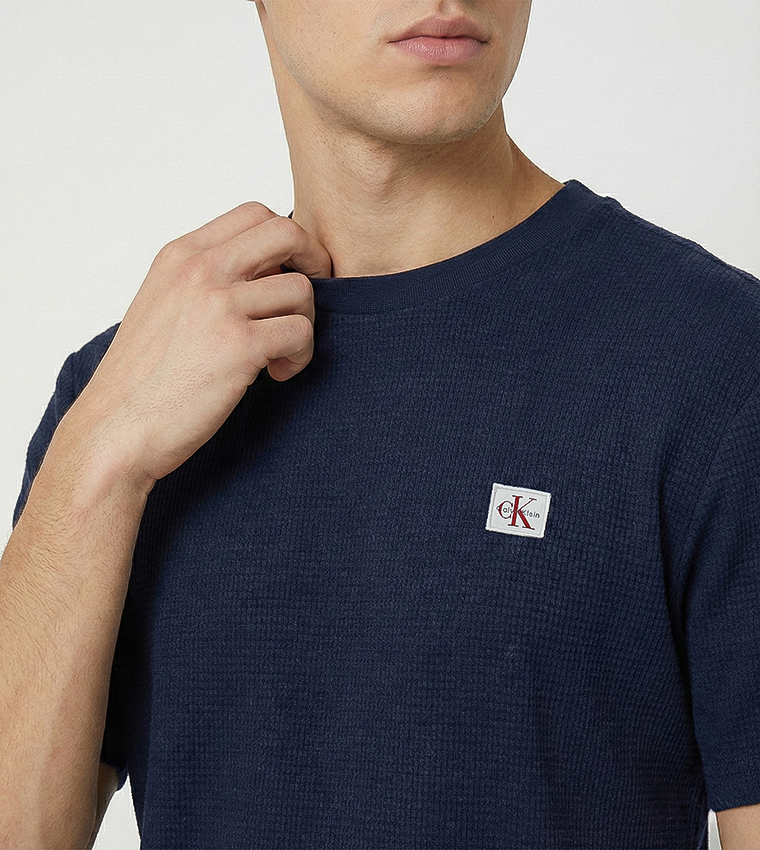 تيشيرت كم قصير بقبة مستديرة