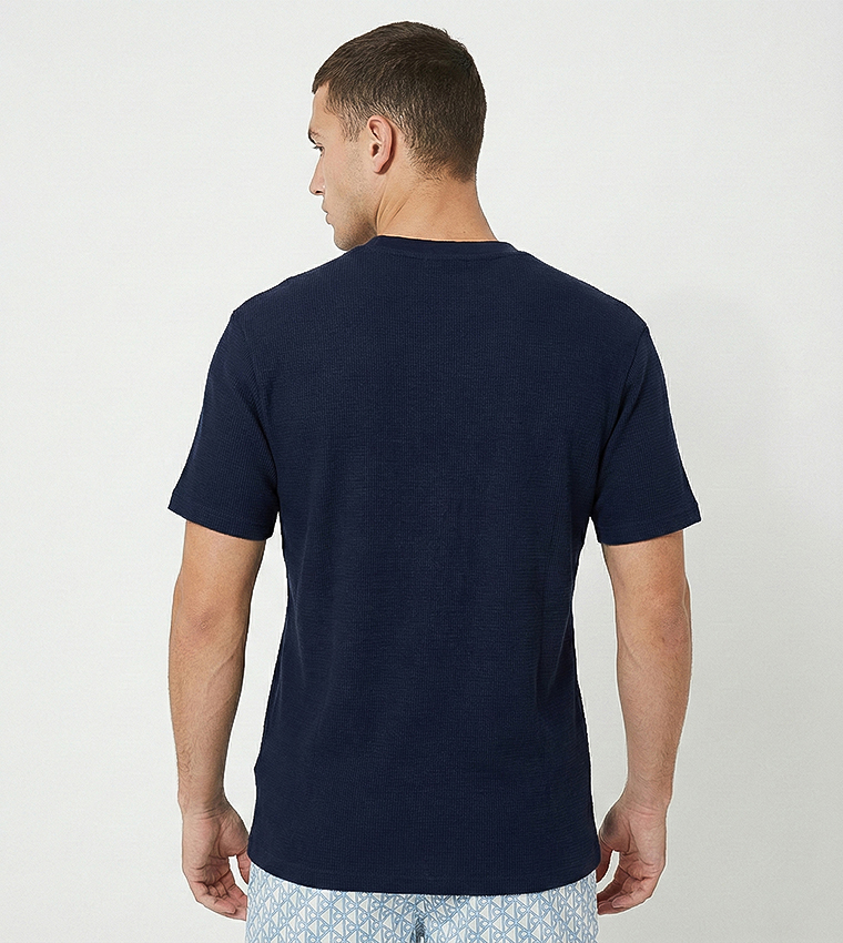 تيشيرت كم قصير بقبة مستديرة